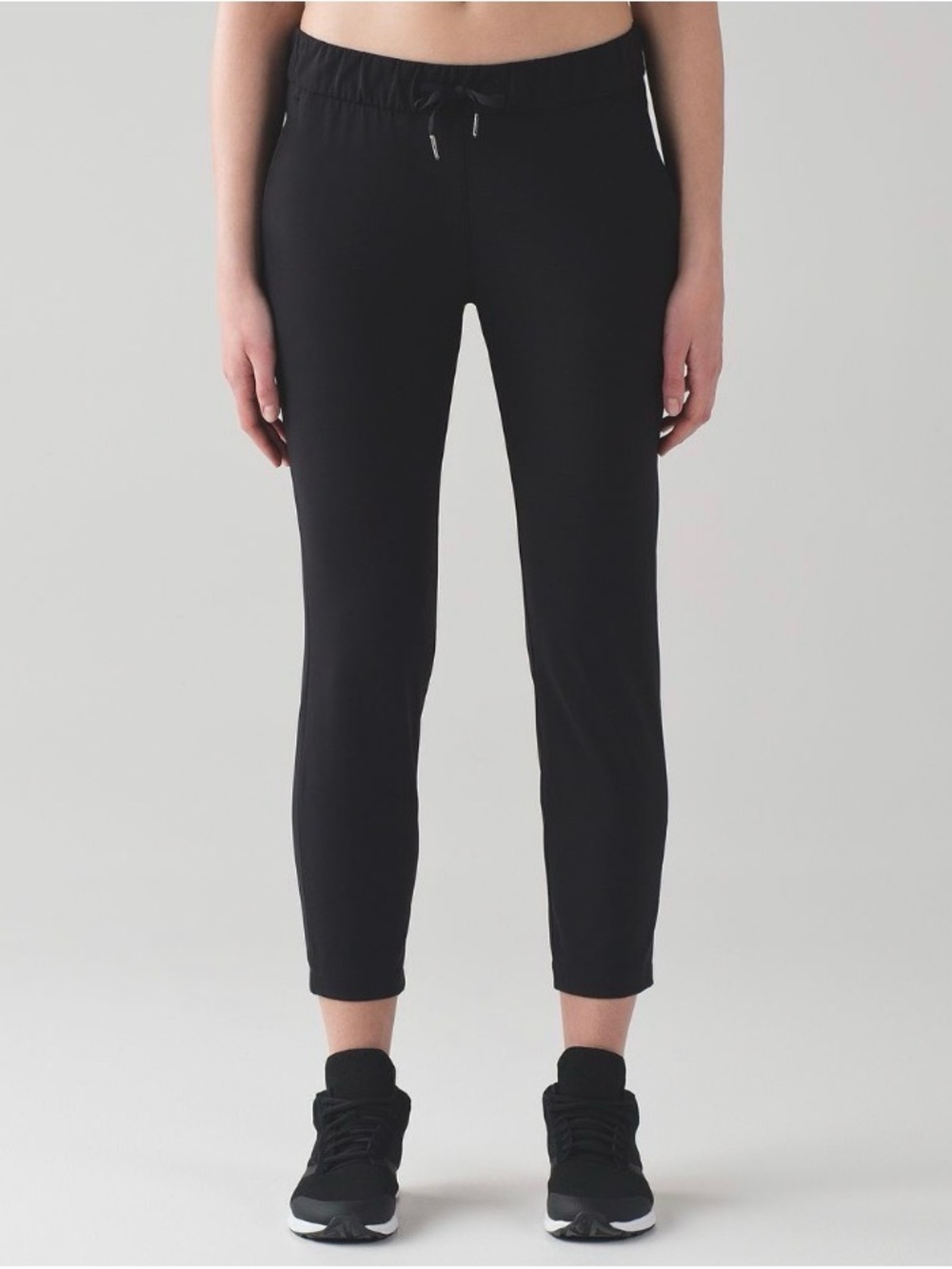 Lululemon sz 8 On The Fly Pant *28"
Black Drawstring Pants good condition